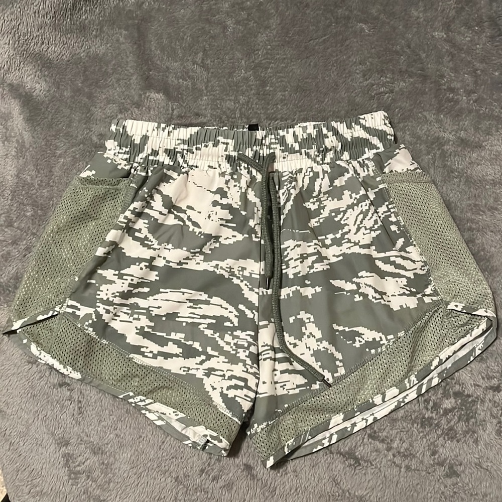 Yitong Work out shorts , color camouflage, size S